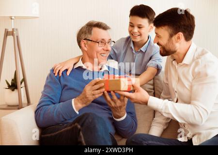 Vater und Sohn gratulieren, die Geburtstag Opa Geschenk zu Hause Stockfoto