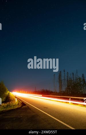 Langzeitbelichtungsbild mit Lichtspuren und sternenklaren Nächten Stockfoto