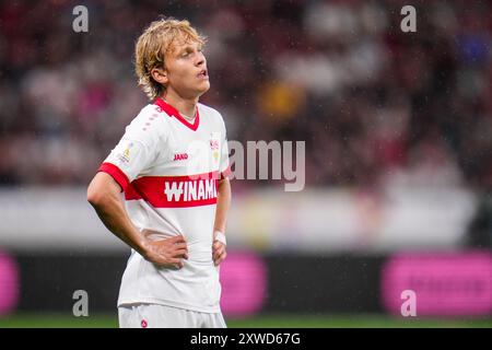 LEVERKUSEN, DEUTSCHLAND - 17. AUGUST: Frans Kratzig vom VfB Stuttgart sieht beim DFL Supercup 2024 Spiel zwischen Bayer 04 Leverkusen und VfB Stuttgart am 17. August 2024 in Leverkusen an. (Foto: Rene Nijhuis) Stockfoto