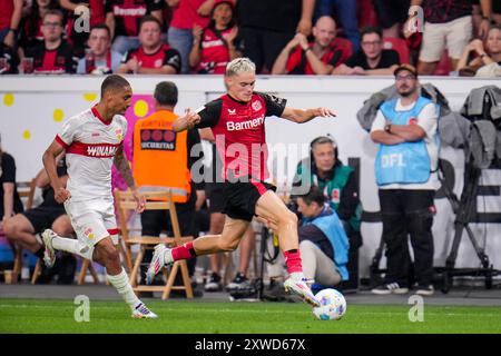 LEVERKUSEN, DEUTSCHLAND - 17. AUGUST: Florian Wirtz von Bayer 04 Leverkusen dribbelt mit dem Ball beim DFL Supercup 2024 Spiel zwischen Bayer 04 Leverkusen und VfB Stuttgart am 17. August 2024 in der BayArena in Leverkusen. (Foto: Rene Nijhuis) Stockfoto