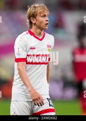 LEVERKUSEN, DEUTSCHLAND - 17. AUGUST: Frans Kratzig vom VfB Stuttgart sieht beim DFL Supercup 2024 Spiel zwischen Bayer 04 Leverkusen und VfB Stuttgart am 17. August 2024 in Leverkusen an. (Foto: Rene Nijhuis) Stockfoto