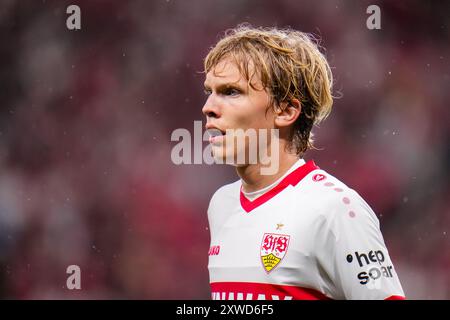 LEVERKUSEN, DEUTSCHLAND - 17. AUGUST: Frans Kratzig vom VfB Stuttgart sieht beim DFL Supercup 2024 Spiel zwischen Bayer 04 Leverkusen und VfB Stuttgart am 17. August 2024 in Leverkusen an. (Foto: Rene Nijhuis) Stockfoto