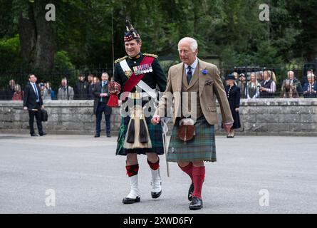 König Karl III. Inspiziert die Balaklava Kompanie, 5. Bataillon, das Royal Regiment of Scotland, vor den Toren von Balmoral, während er Sommerresidenz in der Burg nimmt. Bilddatum: Montag, 19. August 2024. Stockfoto