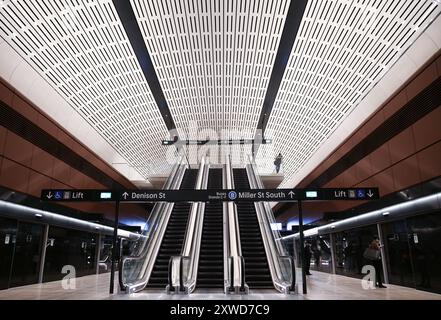 Sydney. August 2024. Dieses am 19. August 2024 aufgenommene Foto zeigt den Bahnsteig an der U-Bahn-Station Victoria Cross in Sydney, Australien. Sydneys neue fahrerlose Metrolinie wurde am Montag offiziell für Pendler eröffnet. Der erste Passagierdienst der Sydney Metro City Line verließ am Montagmorgen um 4:54 Uhr den Bahnhof Sydenham in Sydneys innerwestlichen Vororten. Er fuhr den 15,5 km langen Tunnel unter dem zentralen Geschäftsviertel und dem Hafen von Sydney, um Chatswood am Nordufer der Stadt um 5:16 Uhr zu erreichen. Guthaben: Ma Ping/Xinhua/Alamy Live News Stockfoto