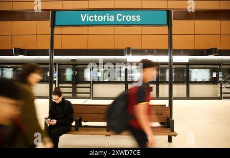 Sydney. August 2024. Dieses Foto, das am 19. August 2024 aufgenommen wurde, zeigt die U-Bahn-Station Victoria Cross in Sydney, Australien. Sydneys neue fahrerlose Metrolinie wurde am Montag offiziell für Pendler eröffnet. Der erste Passagierdienst der Sydney Metro City Line verließ am Montagmorgen um 4:54 Uhr den Bahnhof Sydenham in Sydneys innerwestlichen Vororten. Er fuhr den 15,5 km langen Tunnel unter dem zentralen Geschäftsviertel und dem Hafen von Sydney, um Chatswood am Nordufer der Stadt um 5:16 Uhr zu erreichen. Guthaben: Ma Ping/Xinhua/Alamy Live News Stockfoto