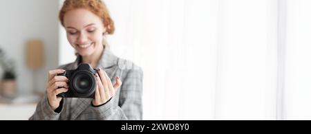 Fotografin, Die Fotos Mit Professioneller Fotokamera Macht Stockfoto