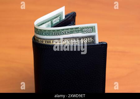 Altes philippinisches Geld - Peso in der schwarzen Brieftasche Stockfoto