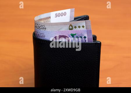 Syrisches Geld - Pfund in der schwarzen Brieftasche Stockfoto