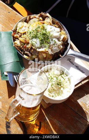 Rustikales österreichisches Gericht in St. Anton in Arlberg, Österreich. Stockfoto