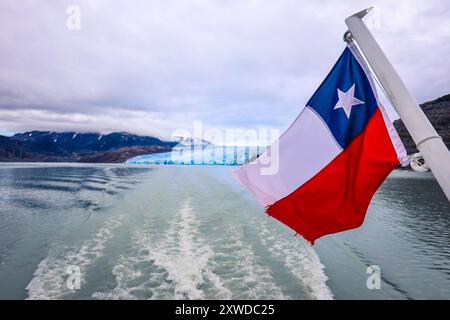 Flagge von Chile auf dem Boot nach Glacier Gray, Chile Stockfoto