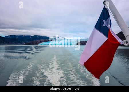 Flagge von Chile auf dem Boot nach Glacier Gray, Chile Stockfoto