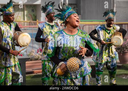 Traditionelle afrikanische Tänzer in bunten Kostümen treten während der Show in Abu Dhabi VAE auf der Bühne auf. Junge Menschen aus afrikanischem Stamm spielen auf Th Stockfoto