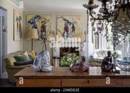 Moderne Kunst von Geoff Price und Skulpturen mit Glasleuchter in Wimbledon Home, Südwesten Londons, England, Großbritannien. Stockfoto