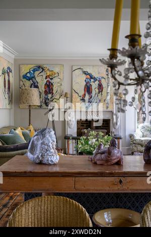 Moderne Kunst von Geoff Price und Skulpturen mit Glasleuchter in Wimbledon Home, Südwesten Londons, England, Großbritannien. Stockfoto