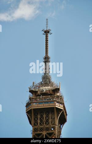 Spitze des Eiffelturms in Paris, Frankreich Stockfoto