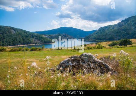 Camporredondo Behälter. Fuentes Carrionas y Fuente Cobre Naturschutzgebiet, Palencia Provinz Castilla Leon, Spanien. Stockfoto