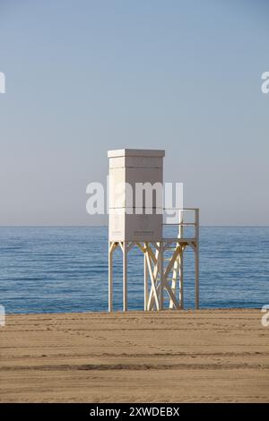 Rettungsschirm im Morgenlicht am Strand in Marbella, Spanien. Stockfoto