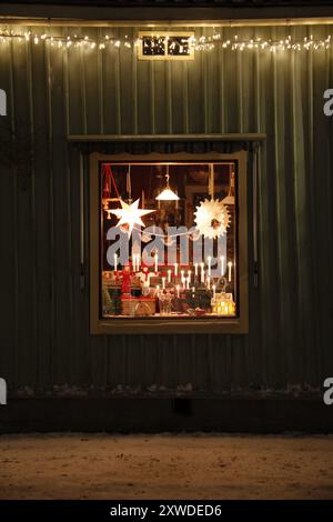 Beleuchtete Fenster im Weihnachtsgeschäft in der malerischen schwedischen Kleinstadt Nora. Stockfoto