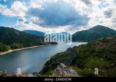 Camporredondo Behälter. Fuentes Carrionas y Fuente Cobre Naturschutzgebiet, Palencia Provinz Castilla Leon, Spanien. Stockfoto