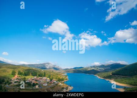 Camporredondo Reservoir und Überblick über das Dorf. Alba de los Cardaños, Provinz Palencia, Castilla Leon, Spanien. Stockfoto