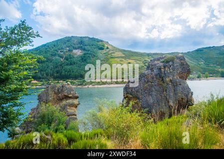 Camporredondo Behälter. Fuentes Carrionas y Fuente Cobre Naturschutzgebiet, Palencia Provinz Castilla Leon, Spanien. Stockfoto