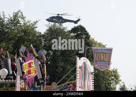 Der Bundeskanzler reist per Hubschrauber anBundeskanzler Olaf Scholz besucht den Stoppelmarkt in Vechta, Vechta Niedersachsen Deutschland Stoppelmarkt *** der Bundeskanzler kommt mit dem Hubschrauber an Bundeskanzler Olaf Scholz besucht den Stoppelmarkt in Vechta, Vechta Niedersachsen Deutschland Stoppelmarkt Stockfoto