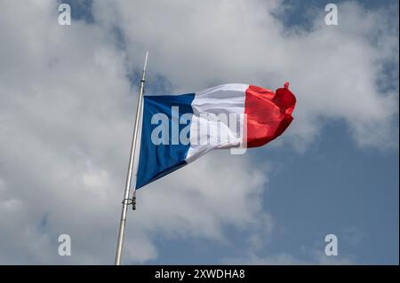 Französische Nationalflage (Tricolore) winkt hoch über der Zitadelle von Belfort, Frankreich Stockfoto