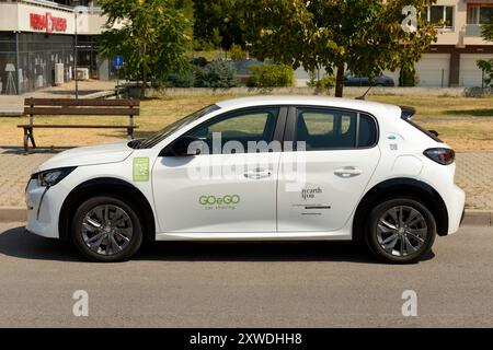 White Peugeot e-208 Car Share Elektrofahrzeug für GOeGO Car Sharing Service in Sofia Bulgarien, Osteuropa, Balkan, EU Stockfoto