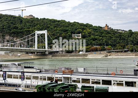 Budapest Ungarn mit dem Parlamentsgebäude, der Burg Buda und der Kettenbrücke. Genießen Sie den Charme der Donau und die pulsierende Stadtlandschaft Stockfoto