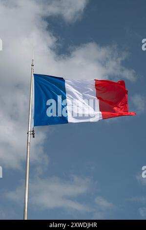 Französische Nationalflage (Tricolore) winkt hoch über der Zitadelle von Belfort, Frankreich Stockfoto