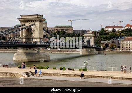 Budapest Ungarn mit dem Parlamentsgebäude, der Burg Buda und der Kettenbrücke. Genießen Sie den Charme der Donau und die pulsierende Stadtlandschaft Stockfoto