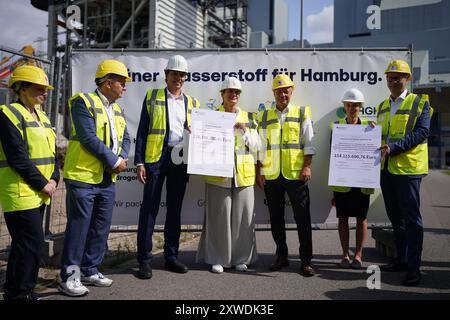 19. August 2024, Hamburg: Robert Habeck (3. V. rechts, Allianz 90/die Grünen), Bundesminister für Wirtschaft und Klimaschutz, steht neben Christian Heine (r), Sprecher des Vorstands der Hamburger Energiewerke, Alexandra von Bernstorff (2. V. rechts), Geschäftsführerin der Luxcara GmbH, Gabriele Eggers (4. V. rechts), kaufmännischer Geschäftsführer der Gasnetz Hamburg GmbH, Michael Dammann (3. v. l.), technischer Geschäftsführer der Gasnetz Hamburg GmbH, und Jens Kerstan (2. v. l., Allianz 90/die Grünen), Senator für Umwelt, Klima, Energie und A Stockfoto