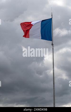 Französische Nationalflage (Tricolore) winkt hoch über der Zitadelle von Belfort, Frankreich Stockfoto