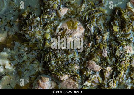 Traditionelles georgianisches Frühlingsgericht Chakapuli mit Fleisch, grünen Pflaumen und Kräutern Stockfoto