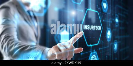 Geschäftsmann klickt Symbol Versicherung, Gesundheit Familie Auto Geld Reisen Insurtech Konzept Stockfoto