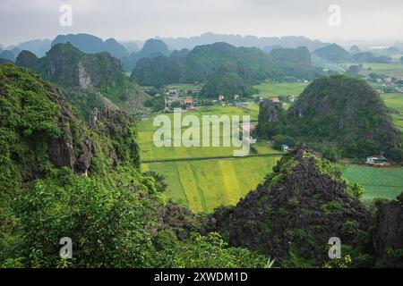 Aus der Vogelperspektive von Trang, einem UNESCO-Weltkulturerbe mit NGO Dong Bergketten in Ninh Binh Vietnam. Binh Minh ist eine Stadt in der Provinz Vinh Long. Gree Stockfoto