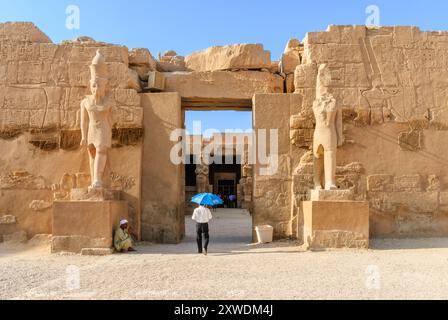 Tempel von Ramses III, Haupteingang - Karnak Temple Complex - Luxor, Oberägypten Stockfoto