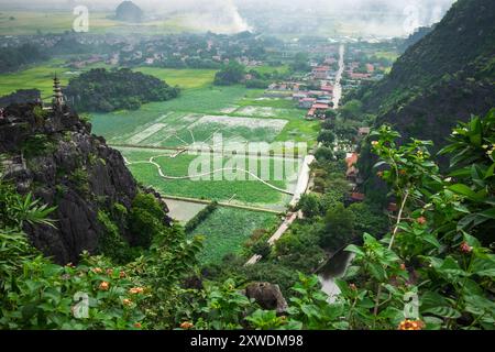 Aus der Vogelperspektive von Trang, einem UNESCO-Weltkulturerbe mit NGO Dong Bergketten in Ninh Binh Vietnam. Binh Minh ist eine Stadt in der Provinz Vinh Long. Gree Stockfoto