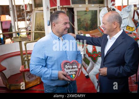 Bundeskanzler besucht ein KinderkarusellBundeskanzler Olaf Scholz besucht den Stoppelmarkt in Vechta, Vechta Niedersachsen Deutschland Stoppelmarkt *** Bundeskanzler besucht ein Kinderkarussell Bundeskanzler Olaf Scholz besucht den Stoppelmarkt in Vechta, Vechta Niedersachsen Deutschland Stoppelmarkt Stockfoto