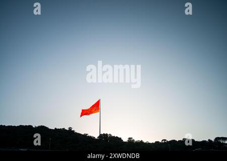 Ein mächtiges Bild der türkischen Flagge, die stolz auf einem Berg winkt und Stärke, Freiheit und Nationalstolz symbolisiert, vor einem Hintergrund von Weite Stockfoto