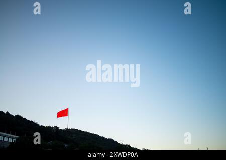 Ein mächtiges Bild der türkischen Flagge, die stolz auf einem Berg winkt und Stärke, Freiheit und Nationalstolz symbolisiert, vor einem Hintergrund von Weite Stockfoto