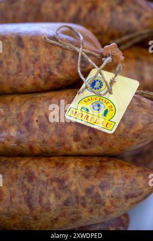 Die saucisse de Morteau ist eine berühmte französische Wurst aus Morteau im Département Doubs der Franche-Comté Stockfoto