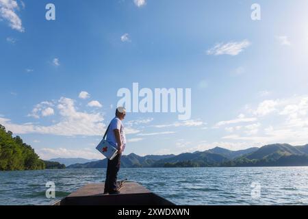 (240819) -- PEKING, 19. August 2024 (Xinhua) -- dieses undatierte Aktenfoto zeigt Yu Jiajun, einen Arzt des medizinischen Zentrums der Insel Qishan im Bezirk Jinzhai, Stadt Lu'an in der ostchinesischen Provinz Anhui. Während China seinen siebten Ärztetag feiert, hat die oberste Gesundheitsbehörde des Landes in diesem Jahr 10 Modellmediziner angekündigt und geehrt. Die 10 Ärzte sind beispielhafte Mitarbeiter, die unter anderem Beiträge zur medizinischen Science-Tech-Innovation, zur Entwicklung der traditionellen chinesischen Medizin und zur Verbesserung der Gesundheit von Frauen und Kindern geleistet haben. Sie wurden kürzlich von der Natio angekündigt Stockfoto