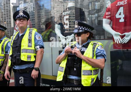 Chicago, Illinois, USA. August 2024. Die Polizei säumt die Straßen von Chicago in Vorbereitung auf Proteste während der DNC Convention. (Kreditbild: © Laura Brett/ZUMA Press Wire) NUR REDAKTIONELLE VERWENDUNG! Nicht für kommerzielle ZWECKE! Stockfoto