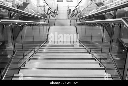 Öffentliche Treppe am Bahnhof oder Einkaufszentrum für Ausgang, Eingang, Notfall. Treppe in der Metro, U-Bahn mit Handlauf aus sauberem Stahl. Moderne Plattform mit gr Stockfoto