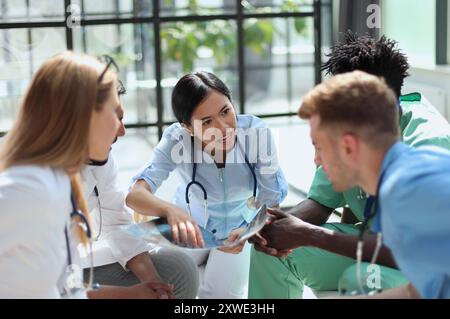 Gruppe von multinationalen Ärzten für die Diskussion der Analyse im Konferenzraum Stockfoto