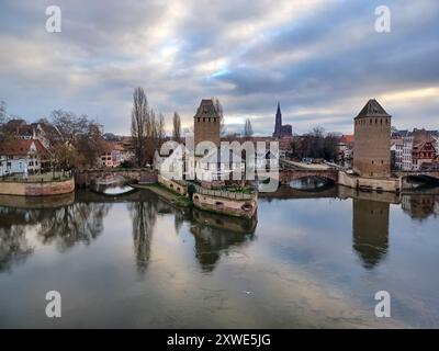 Straßburg. Brücken und Türme aus dem 13. Jahrhundert. Blick vom Vauban-Damm. Straßburg, Frankreich Stockfoto