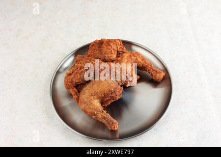 Ganze Hühner gebraten und knusprig auf silberner koreanischer Platte. Ein Ganzes Knuspriges Gebratenes Huhn. Stockfoto