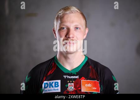 Magdeburg, Deutschland. August 2024. Handball SC Magdeburg - Team Shooting Saison 2024/2025, Magnus Saugstrup, Kreismitte. Quelle: Ronny Hartmann/dpa-Zentralbild/dpa/Alamy Live News Stockfoto