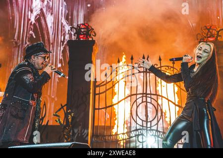 Horsens, Dänemark. August 2024. Die deutsche Metal-Supergruppe Avantasia gibt ein Live-Konzert während des dänischen Metal-Festivals Jailbreak 2024 in Horsens. Hier ist Sänger Tobias Sammet live auf der Bühne mit Gastsängerin Adrienne Cowan zu sehen. Stockfoto